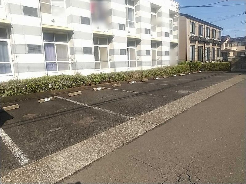 レオパレスフローラ 駐車場