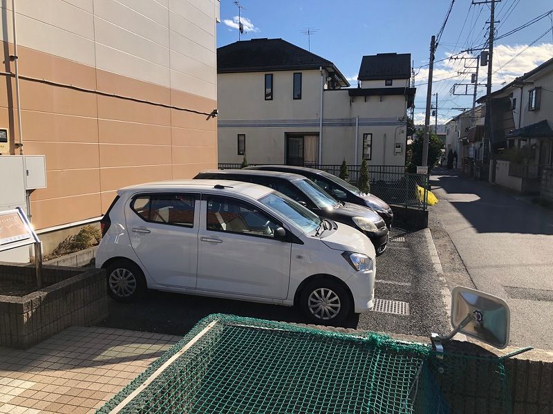 レオパレスＨＳＢ見沼 駐車場