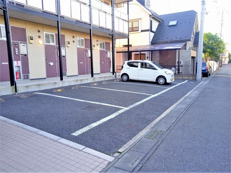 レオパレスサラトガ 駐車場