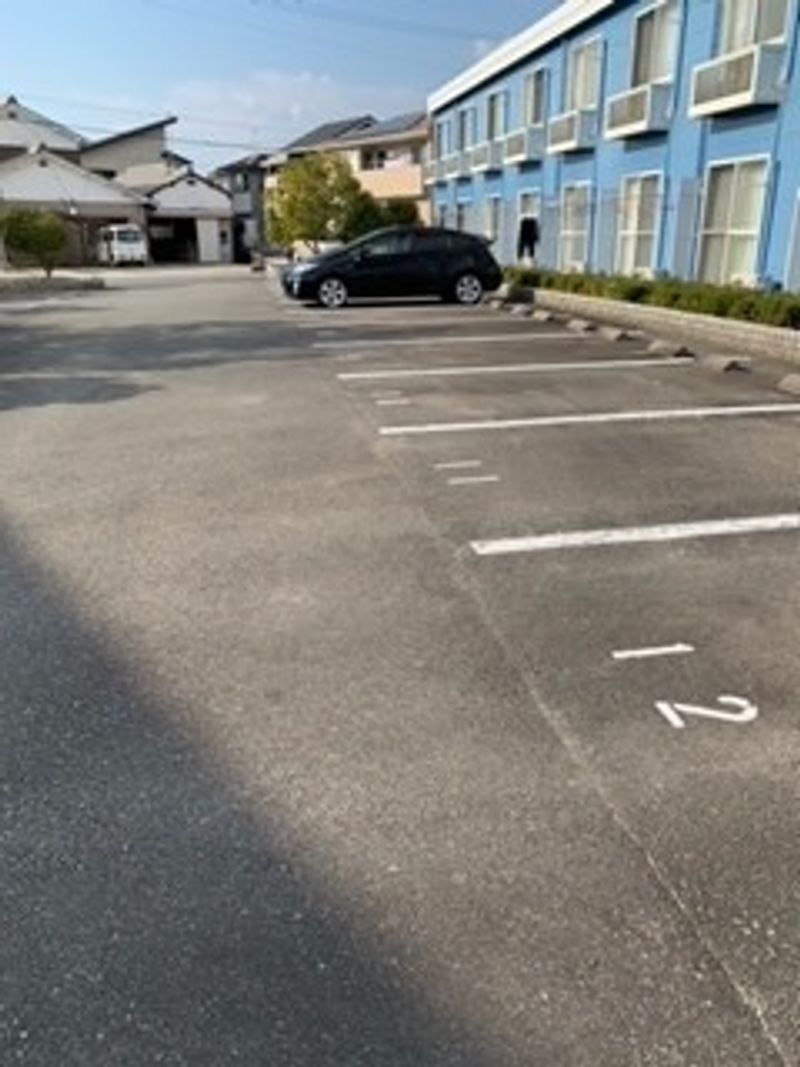 レオパレスドルフィン 駐車場