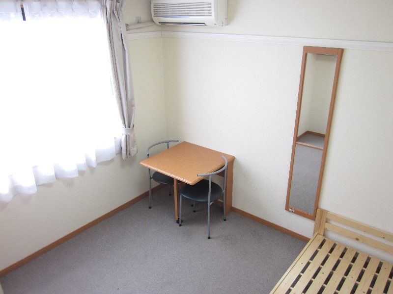 レオパレス有 居間
