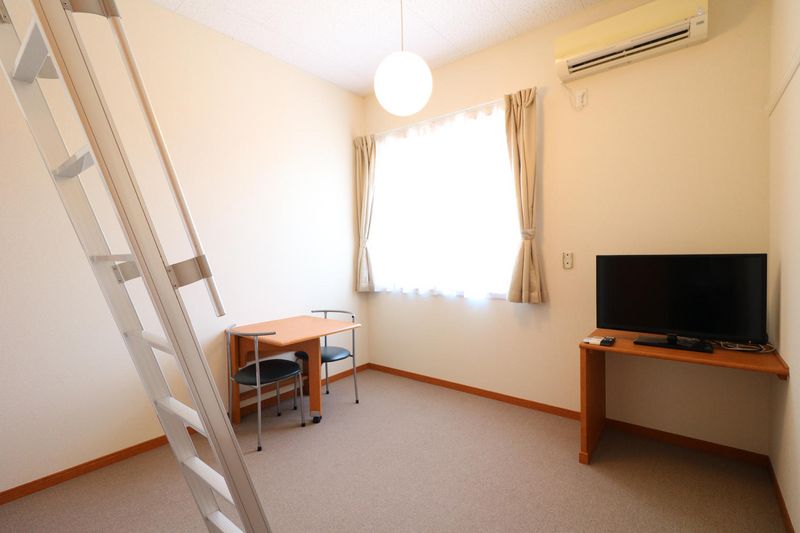 レオパレス南彦根Ⅰ番館 居間