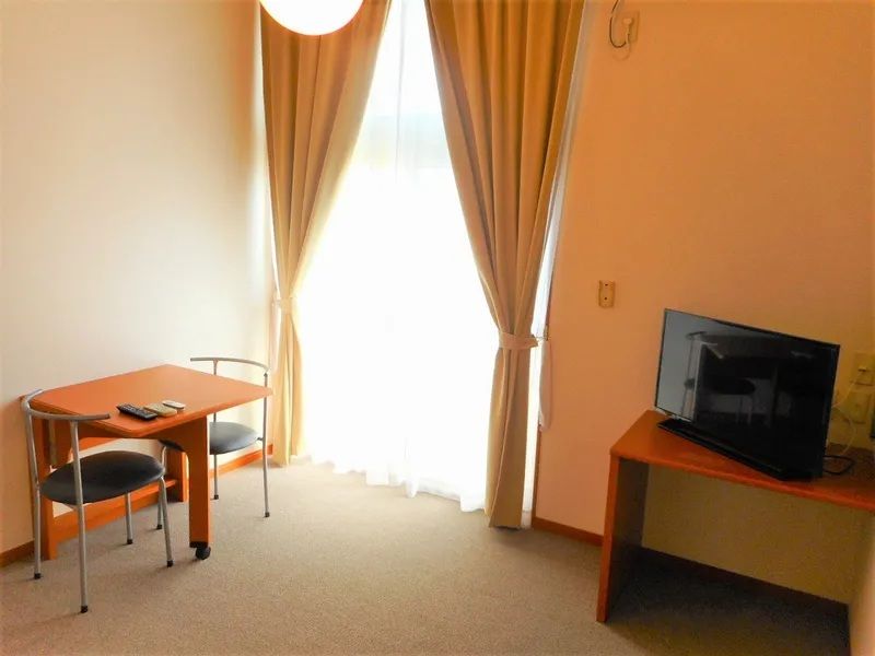 レオパレス西砂川 居間