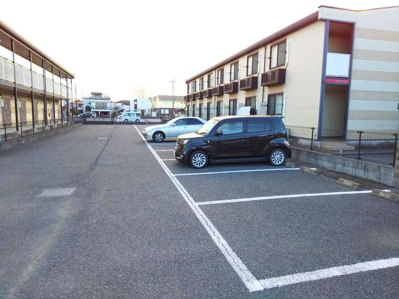 レオパレスハルシオン 駐車場