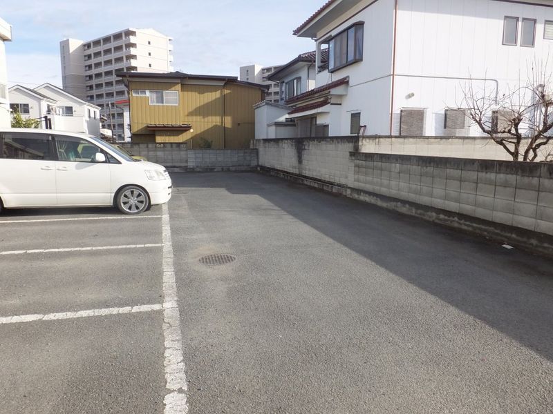レオパレスアヴニール 駐車場