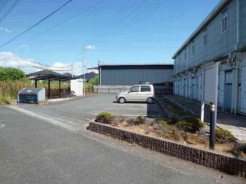 レオパレスシャルマン六田Ⅲ 駐車場