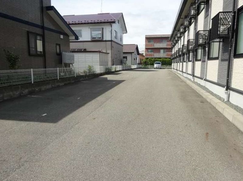 レオパレストレニア 駐車場