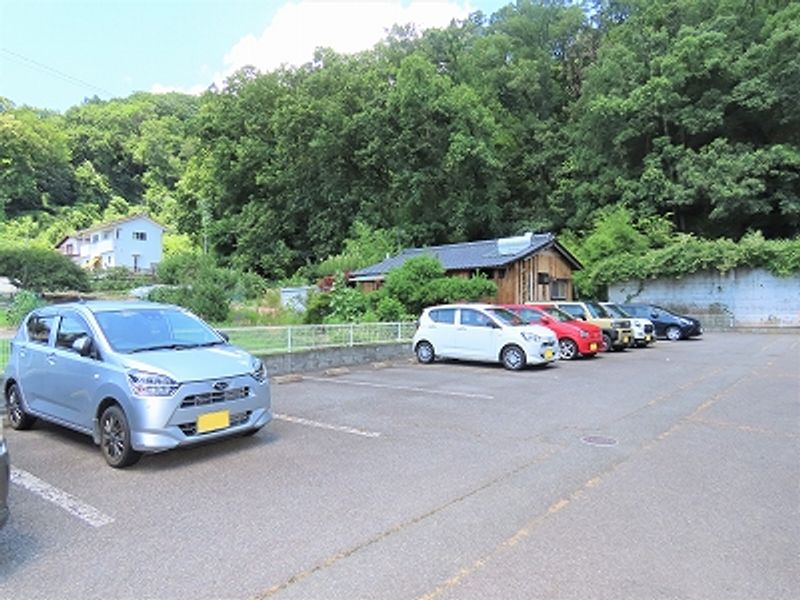 レオパレスプリーザント宮 駐車場