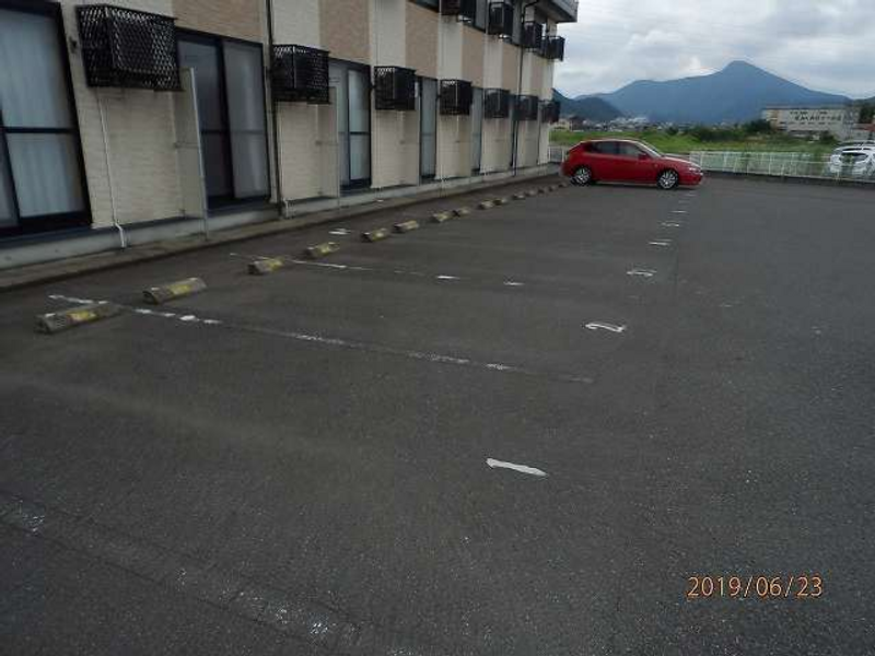 レオパレスアーレ　ハイ　ネセン 駐車場