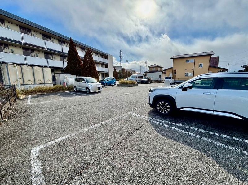 レオパレスミルキーウェイ 駐車場