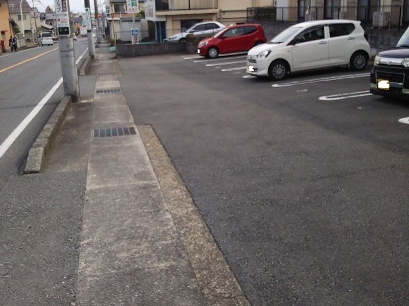 レオパレスヴィヴァーチェ 駐車場