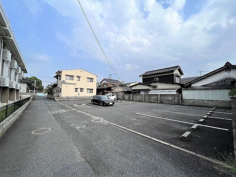 レオパレスさつき 駐車場