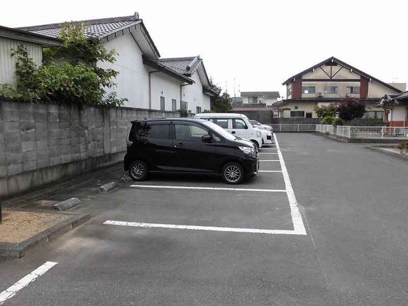 レオパレスニシキ 駐車場