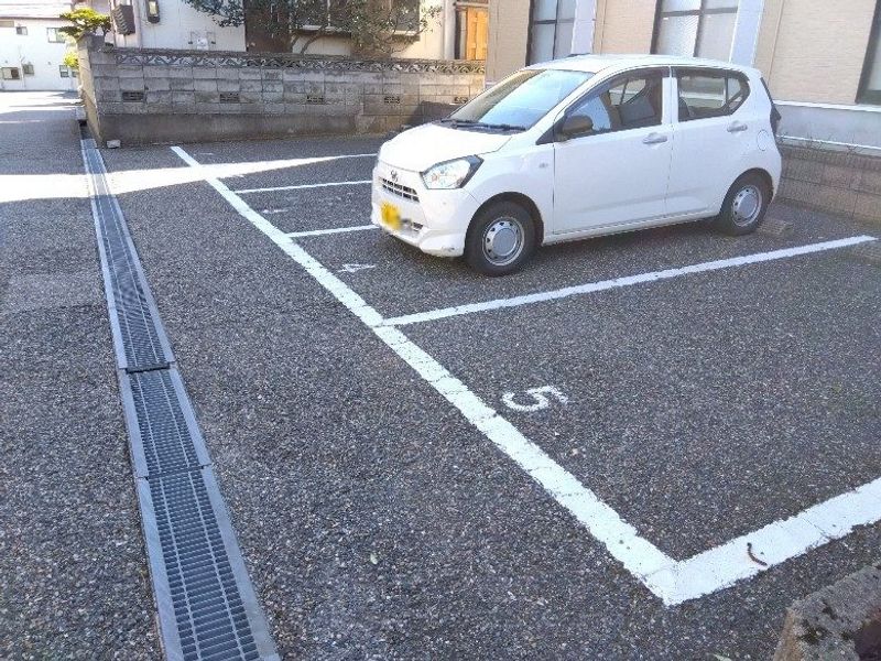 レオパレスウィステリア 駐車場