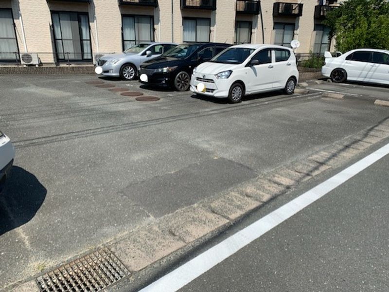 レオパレスひまわり 駐車場