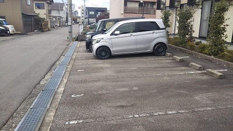 レオパレスＮＡＲＥＸ 駐車場
