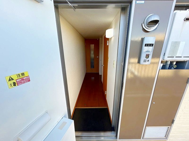 レオパレスコスモ 玄関