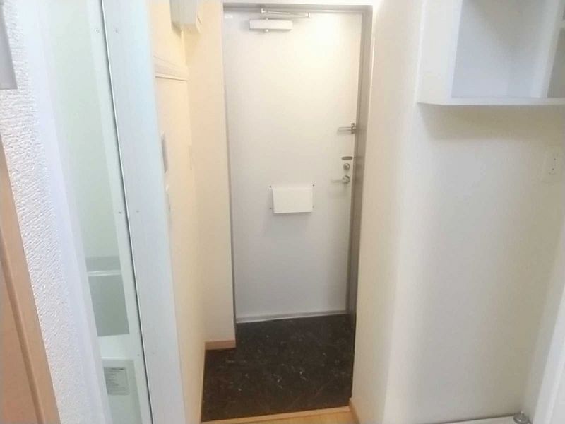 レオパレス彩 玄関