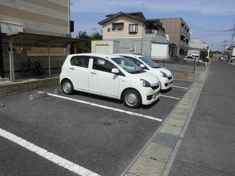 レオパレスアルバ 駐車場