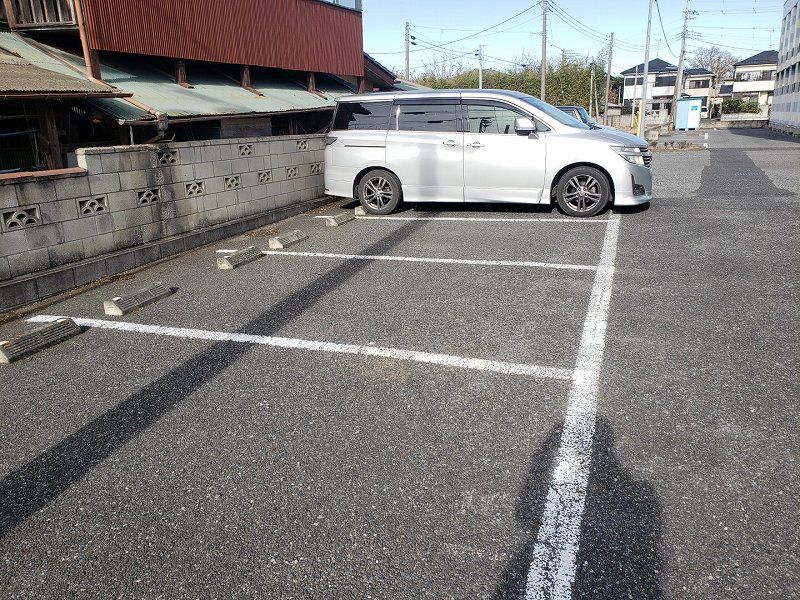 レオパレスウィステリア 駐車場