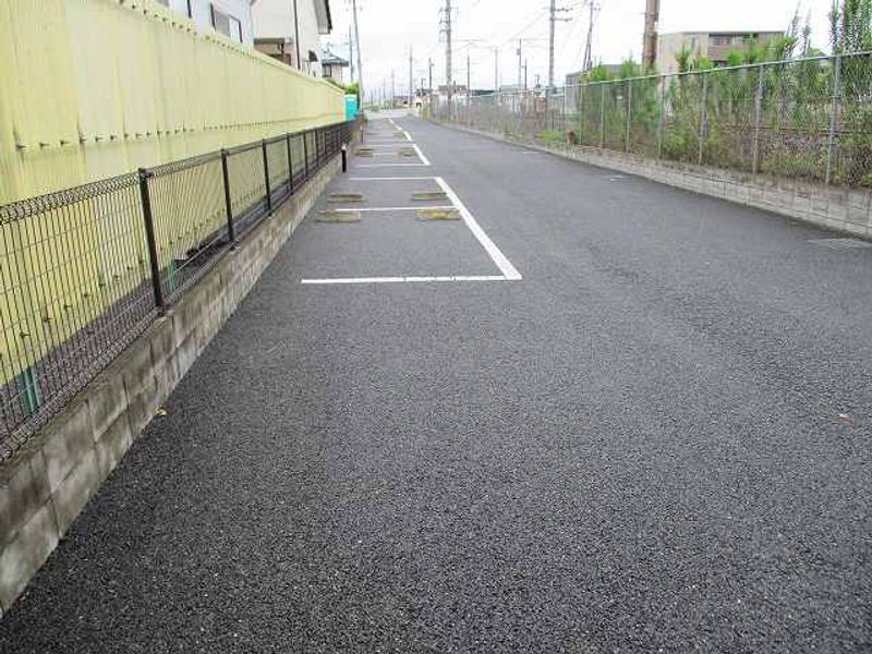 レオパレスティラーノ 駐車場
