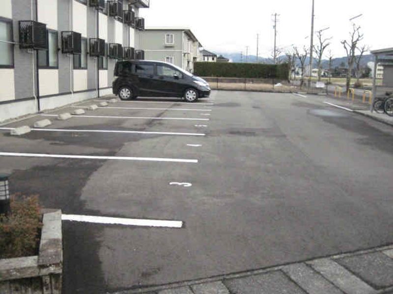 レオパレス清明３ 駐車場