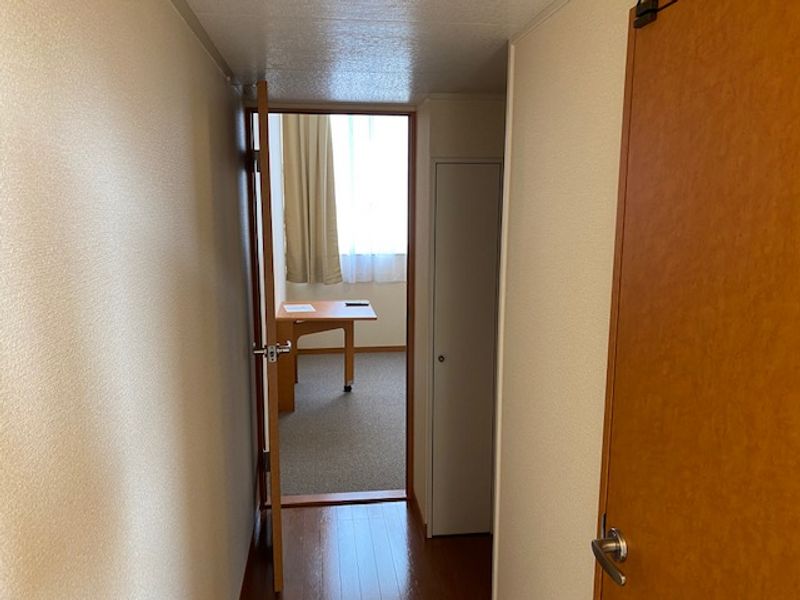 レオパレスＮＫＳあきた 玄関