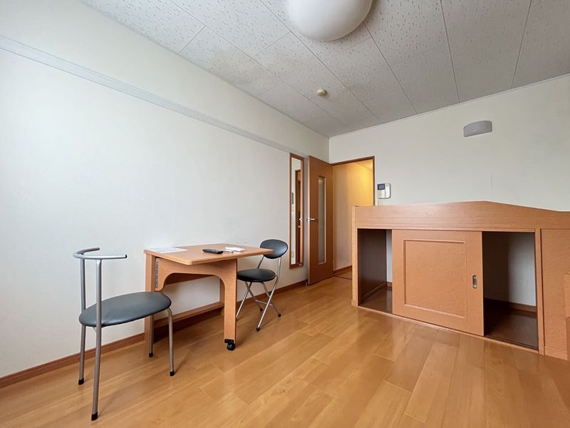 レオパレスディヤハイム　藤 居間