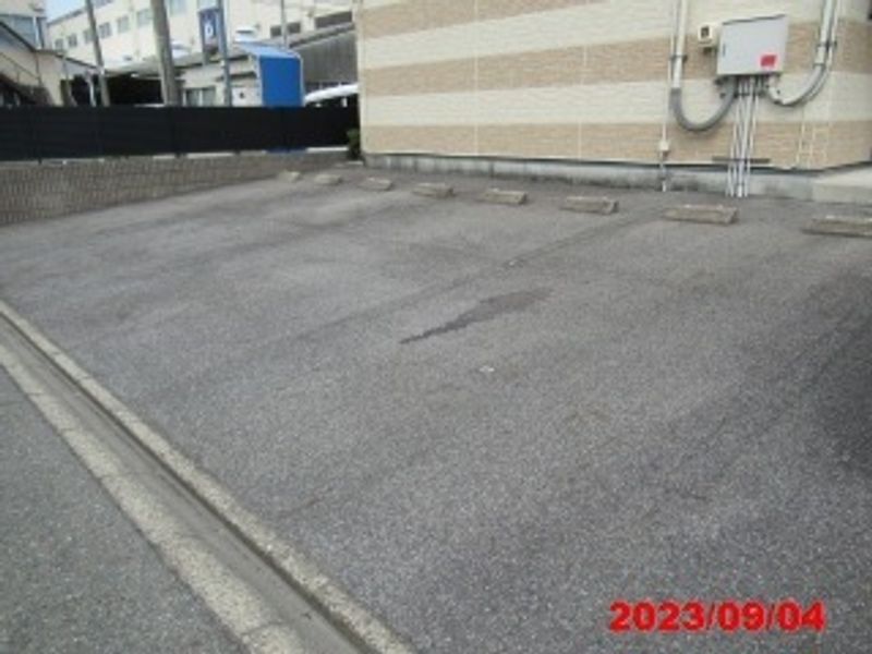 レオパレスミラ 駐車場