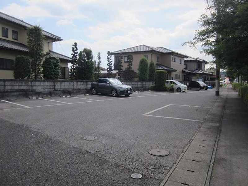 レオパレスはなみずきⅡ 駐車場