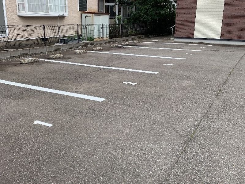 レオネクストル　モンド 駐車場