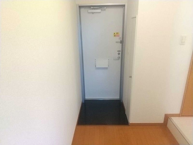 レオパレスシャトレー 玄関
