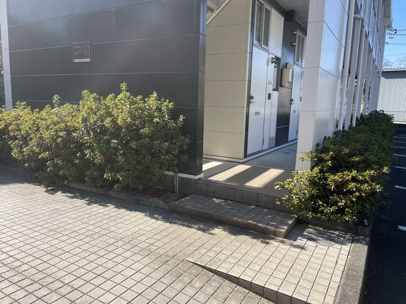 レオパレスアザレア エントランス