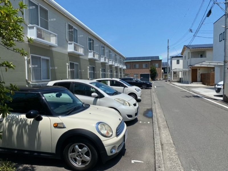レオパレスユアーズⅢ 駐車場