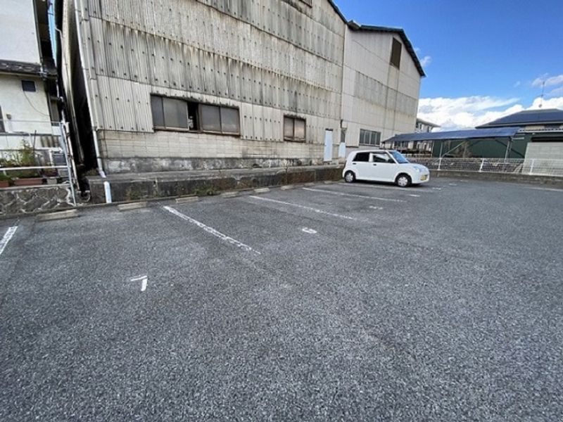 レオパレスエスポアール２番館 駐車場