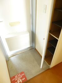 レオパレスプレミール 玄関