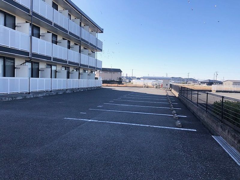 レオパレスポンセ 駐車場