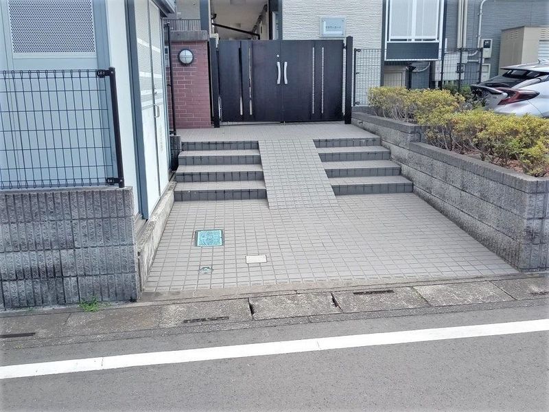 レオパレスフラワーコート エントランス