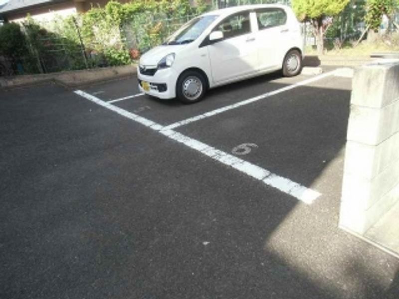 レオパレスフローラル 駐車場