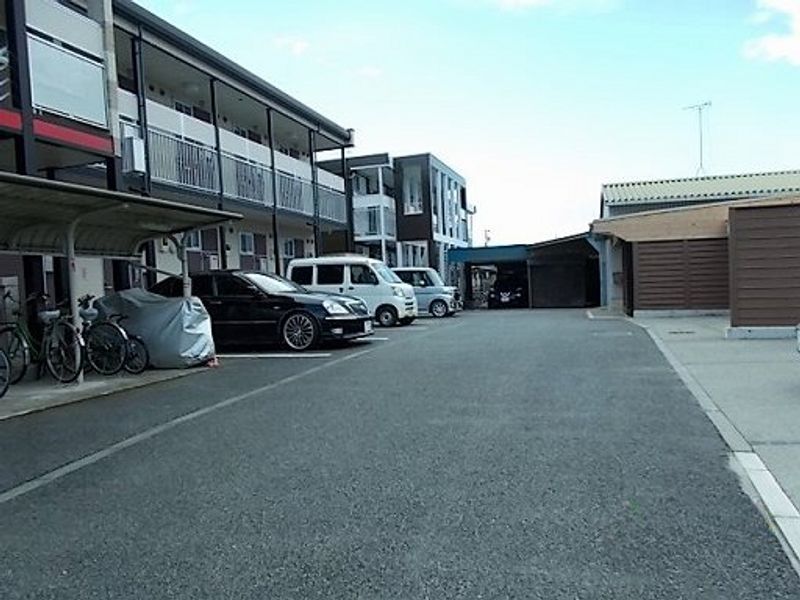 レオパレスサンデン３ 駐車場