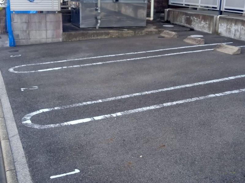 レオパレスクレストール３５ 駐車場