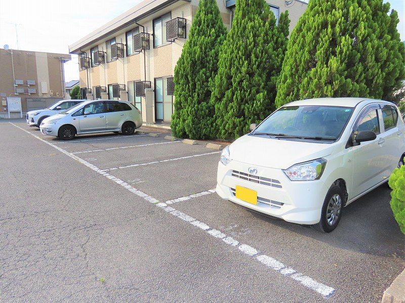 レオパレスエバーグリーンＢ 駐車場