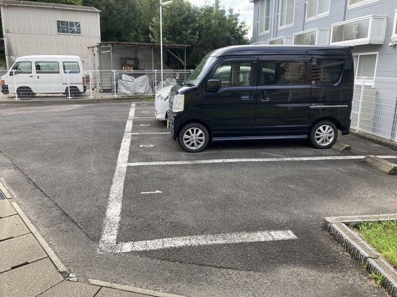 レオパレスプランドール上高田 駐車場
