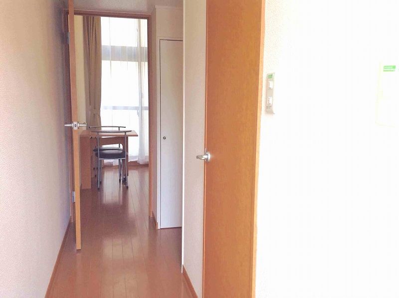 レオパレスミヤビ 玄関