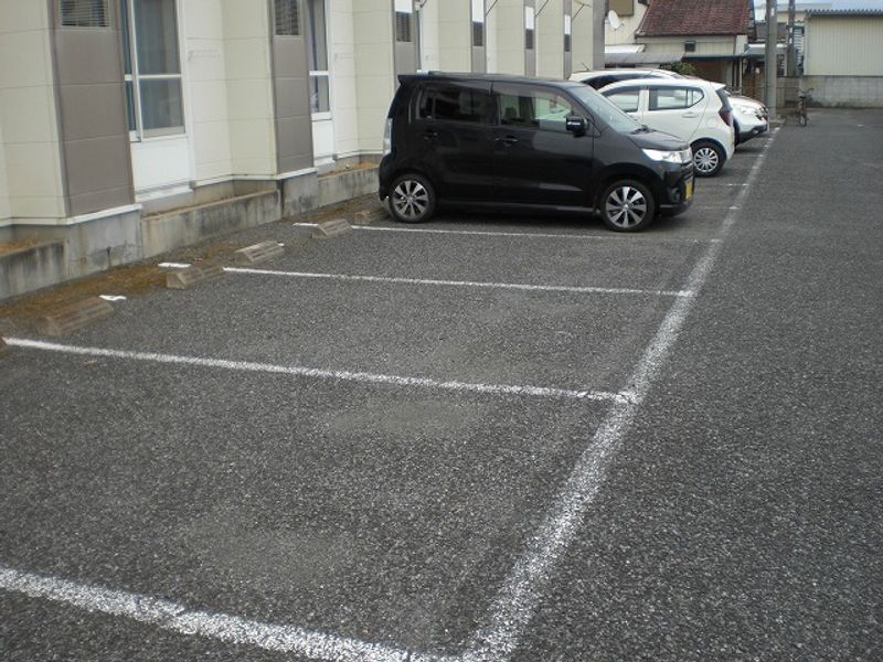レオパレスクローバー 駐車場