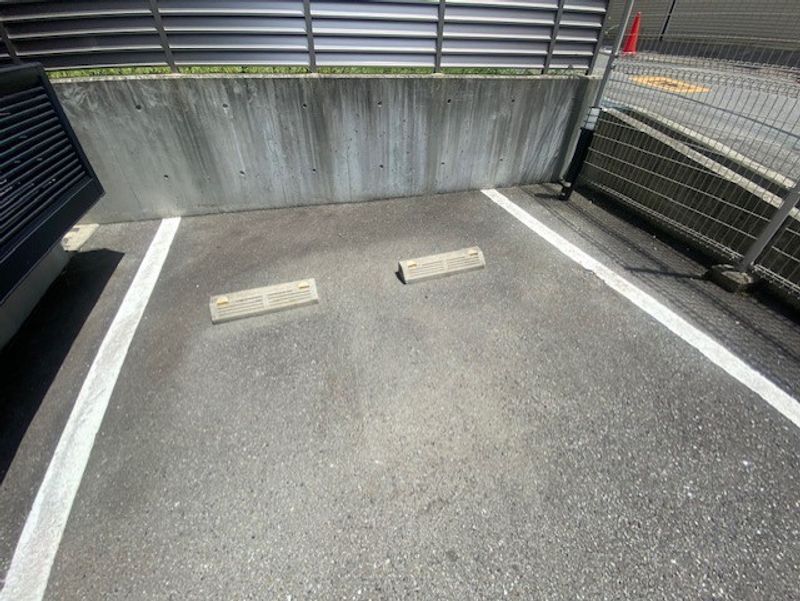 レオパレスエスト桃山台 駐車場