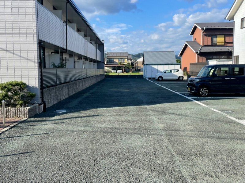 レオパレスひまわり 駐車場