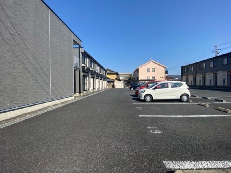 レオパレスボレロ 駐車場