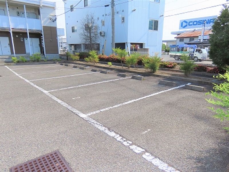 レオパレスサンクレスト 駐車場