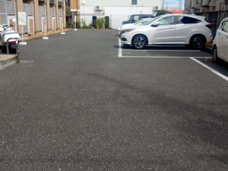 レオパレスエメラルドストーン 駐車場